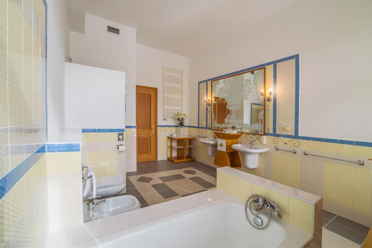 Hotel Three Lilies Inkl Aquaforum Františkovy Lázně Εξωτερικό φωτογραφία